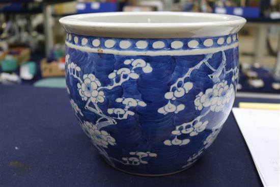 A Chinese blue and white jardiniere H 19.5cm